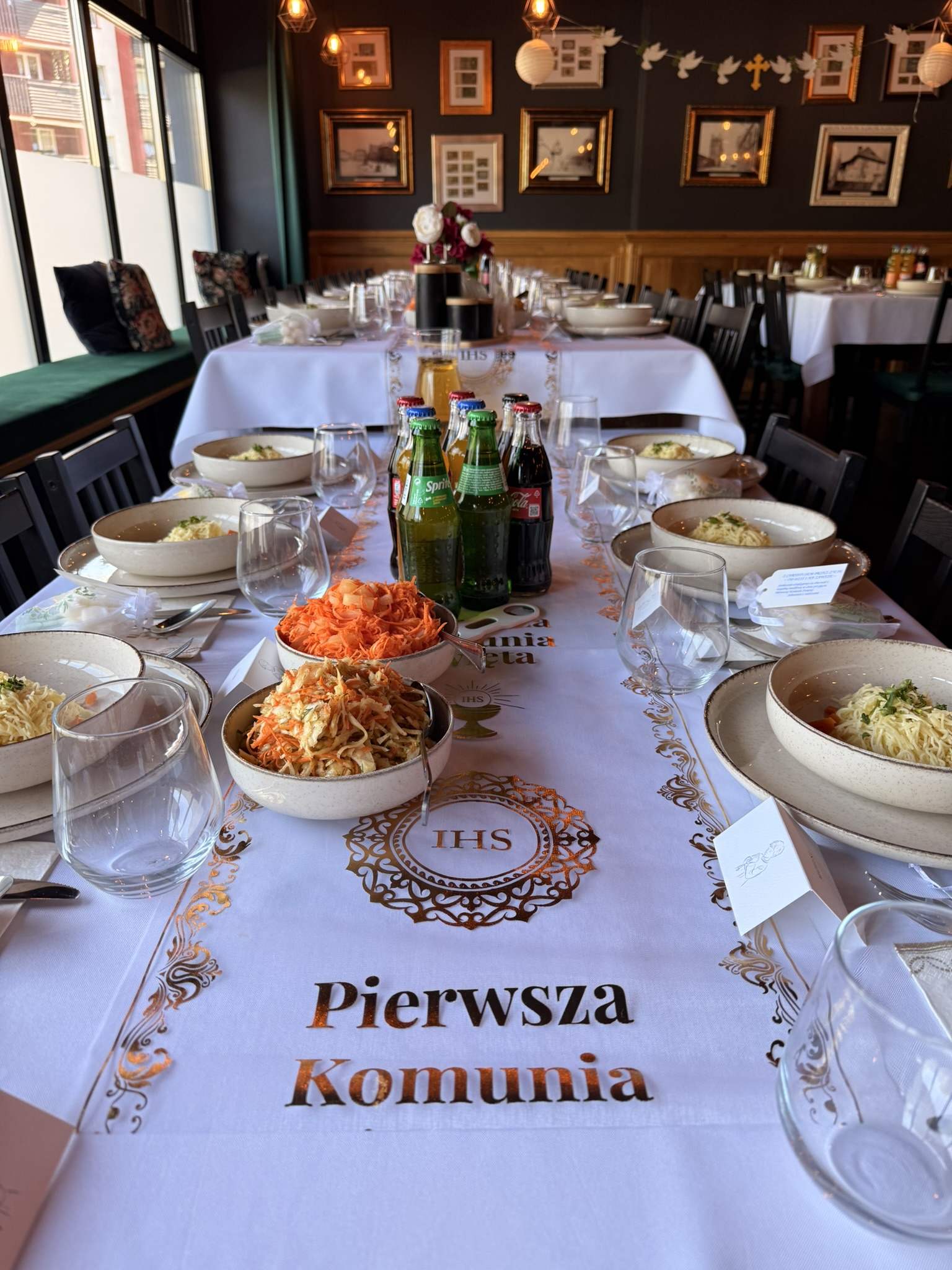 Stół przygotowany na przyjęcie komunijne